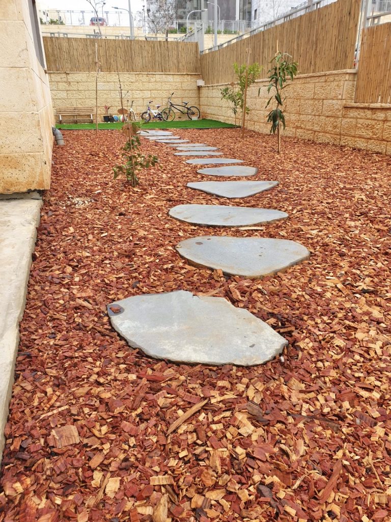 שבבי אקליפטוס אדמדמים לחיפוי קרקע